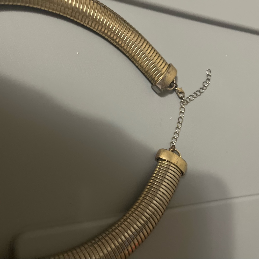 Elegant Gold-Tone Women's Necklace - Picture 6 of 9